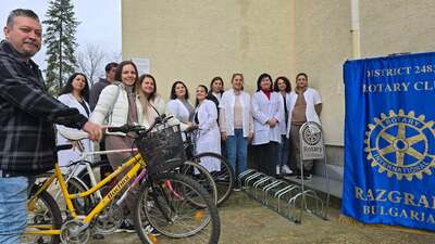 Ротари клуб – Разград дари стойки за велосипеди на Филиала на Русенския университет в Разград