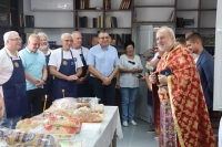 Приготвяне и раздаване курбан за обяд от Ротари клуб Стара Загора- Берое в социалната кухня на храм Св.Паисий Хилендарски, кв.Зора на Стара Загора