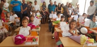 Традиционно РК Нова Загора откри учебната година с подаръци за първокласниците.