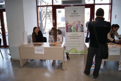 Ротаракт Дупница дава отговор на въпроса: Училището свърши, сега накъде?