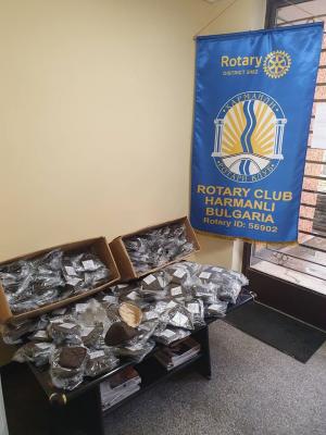 Ротари Клуб Харманли и фирма Димана раздават маски в ромските махали