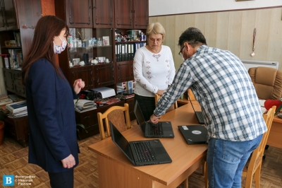РОТАРИ КЛУБ ДАРИ КОМПЮТРИ НА УЧИЛИЩАТА В ПАНАГЮРИЩЕ