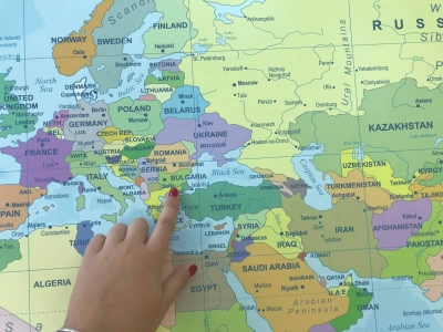 Дарение за учениците от Дупница и Сапарева баня