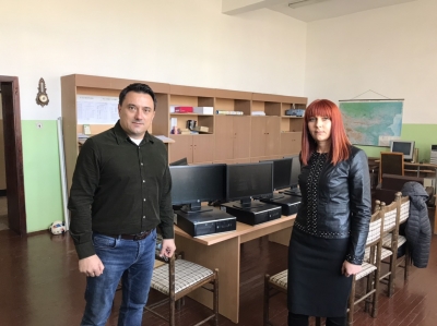 Компютри за учениците от три села в дупнишко