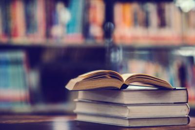 Младежи подариха книги за деца 
