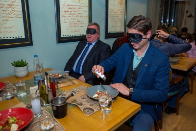 Вечеря на тъмно