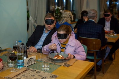 Вечеря на тъмно