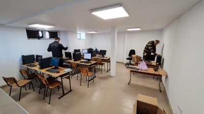 Компютърна зала за ромските деца в кв. "Факултета"
