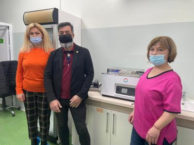 Ротарианци осигуриха апарат за размразяване на кръвна плазма на водна баня