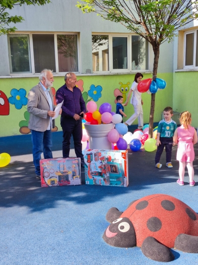На 1-ви Юни Ротари клуб Нова Загора дарява детски усмивки