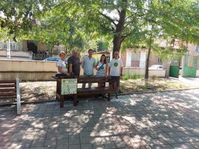 РОТАРИ КЛУБ ЧИРПАН ПОСТАВЯ НОВА ПЕЙКА  ЗА МАЙКИ С БЕБЕТА ЗА ПРЕПОВИВАНЕ В ГРАДСКИЯ ПАРК