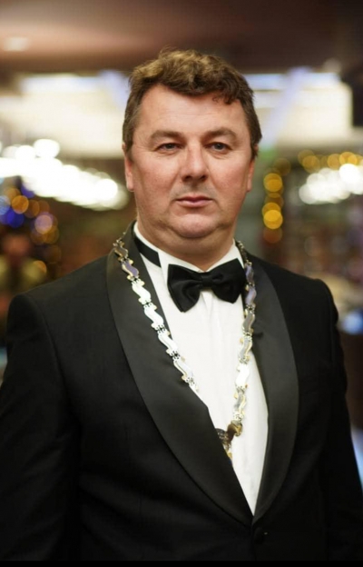 Коледен благотворителен бал