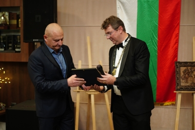 Коледен благотворителен бал
