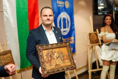Коледен благотворителен бал