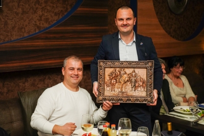 Коледен благотворителен бал