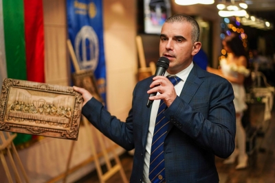 Коледен благотворителен бал