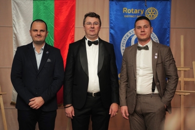 Коледен благотворителен бал