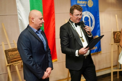 Коледен благотворителен бал