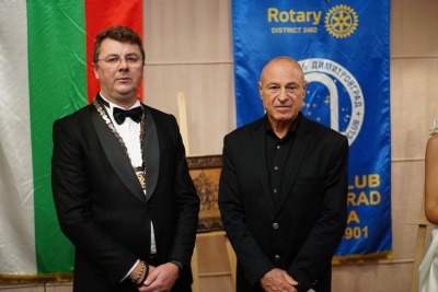 Коледен благотворителен бал