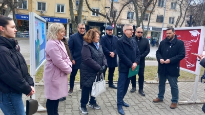 Как всеки да може да се разбира с всеки, разкрива изложбата „Чуй ме с жест“ в Стара Загора