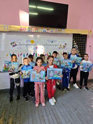 За поредна година Ротари клуб Нова Загора откри учебната година с подаръци за първолаците.