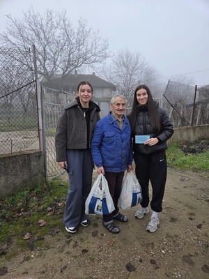 ИАК СМГ Купи и дари vol. 3: По Коледа стават чудеса -  15 тона хранителни продукти достигнаха до над 1300 човека