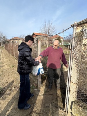 ИАК СМГ Купи и дари vol. 3: По Коледа стават чудеса -  15 тона хранителни продукти достигнаха до над 1300 човека