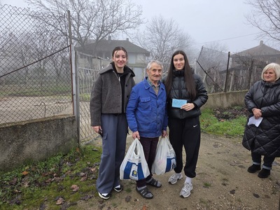 ИАК СМГ Купи и дари vol. 3: По Коледа стават чудеса -  15 тона хранителни продукти достигнаха до над 1300 човека