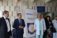 Даниел - първият посетител в в залата за новородени