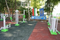 Изграждане на площадка с фитнес уреди на открито